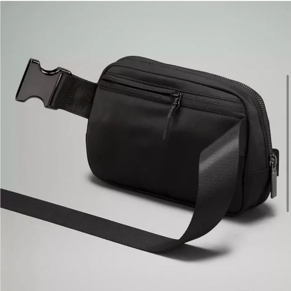 Lululemon NWT | Everywhere Belt Bag in Black/BlackVolume: 1L - Picture 5 of 10